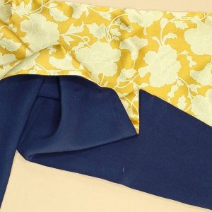 Etole 100% soie imprimée Fleurs Jaunes doublée bleu marine