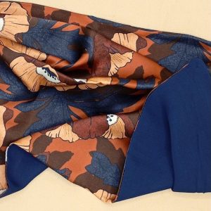 Etole 100% soie imprimée Fleurs Chaudes doublée bleu marine
