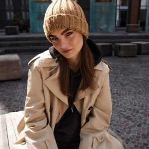 Bonnet epais avec pompon en fausse fourrure