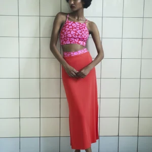 Haut de maillot de bain léopard en polyester recyclé · rouge et rose - bikini top orust painted leopard red