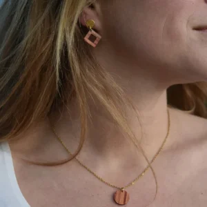 Boucles d'oreille en chutes de bois précieux clous carrés · doré