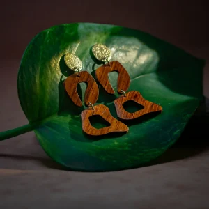 Boucles d'oreille en chutes de bois précieux clous léopard · doré